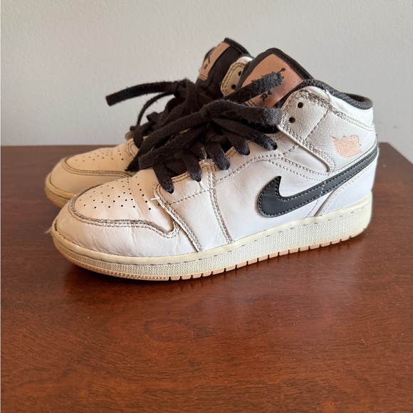 Kid's Jordan 1 Mid Size 5 - Picture 1 of 10